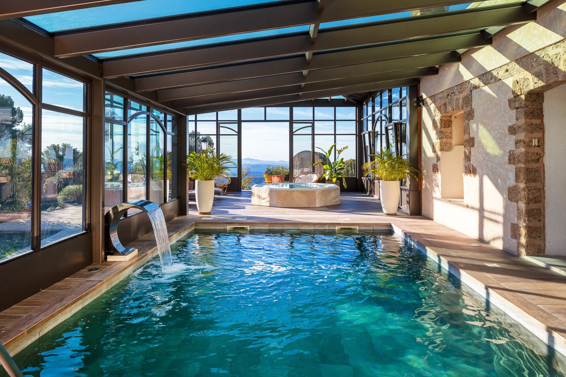 piscine intérieur de la bastide de tourtour