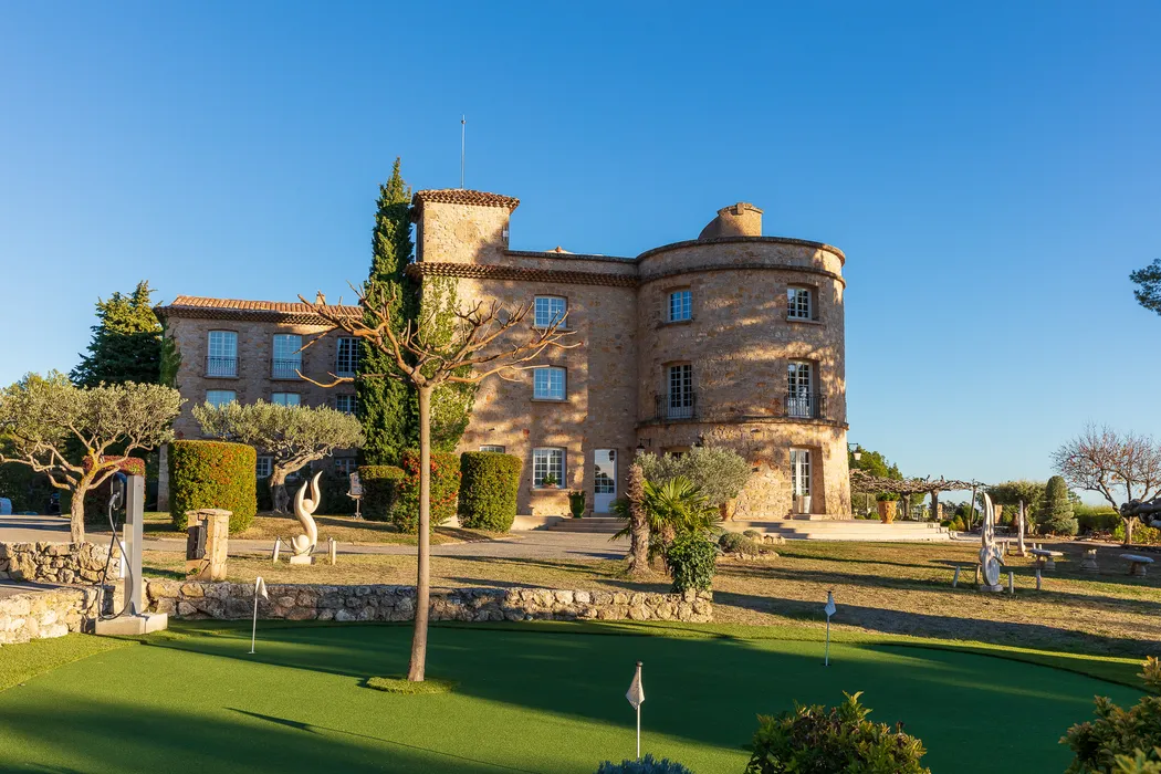 façade de la bastide de tourtour avec terrain de golf autour