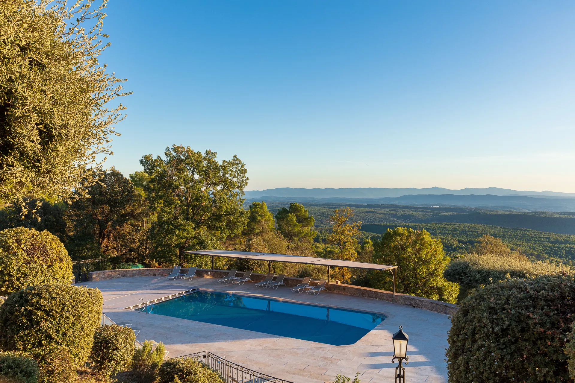 piscine extérieure avec vue sur la nature de la bastide de tourtour