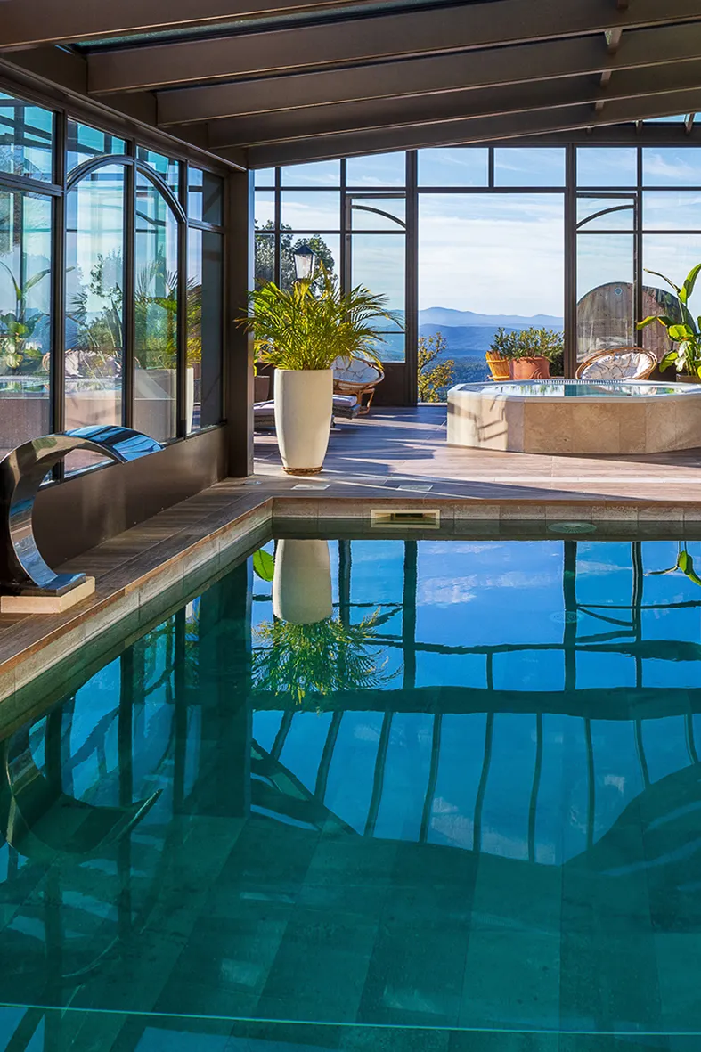 piscine intérieure de la bastide de tourtour