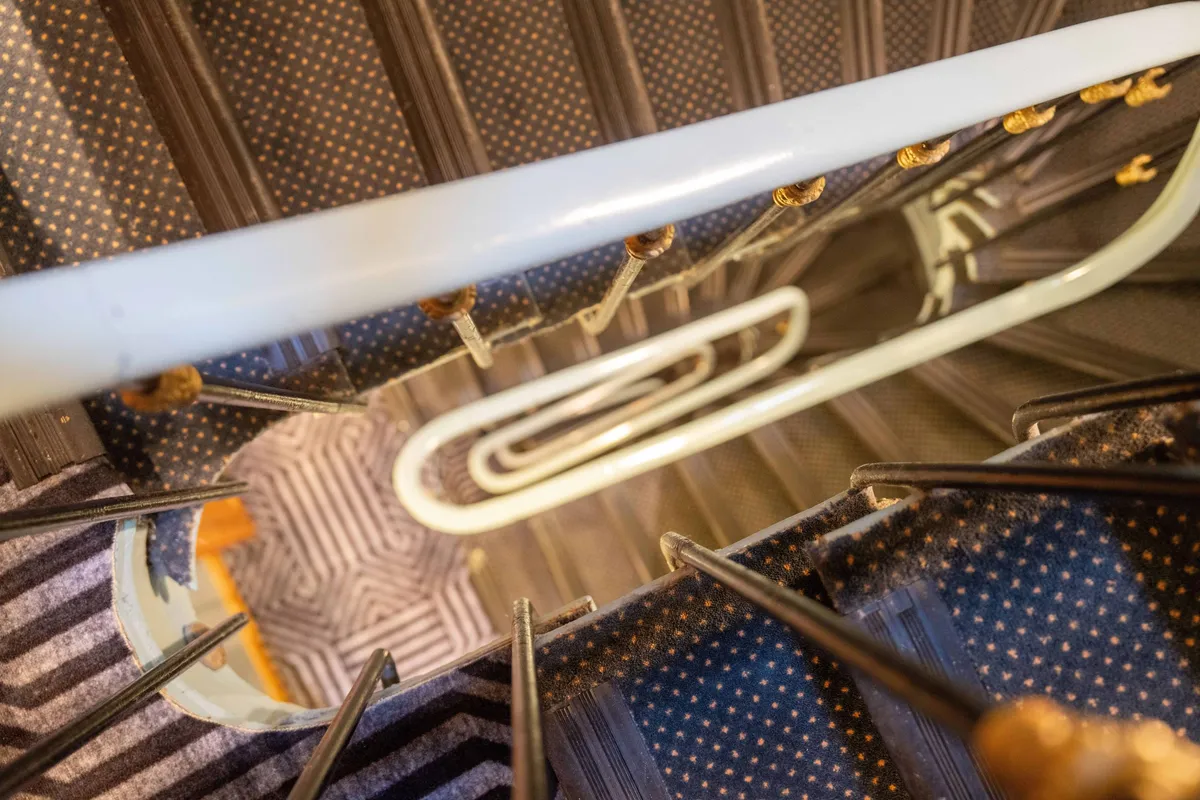 escalier à l'intérieur de l'hôtel de fleurie