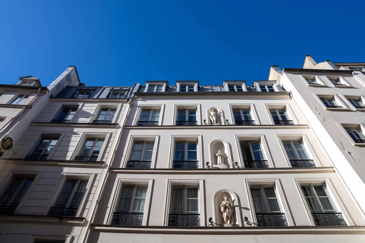 façade d'un établissement avec statuette