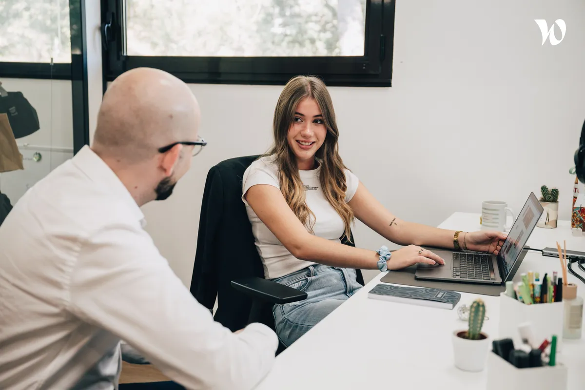<p>un homme et une femme qui discutent d&#8217;un projet</p>
