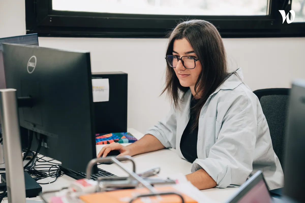 femme concentrée qui travaille sur son ordinateur
