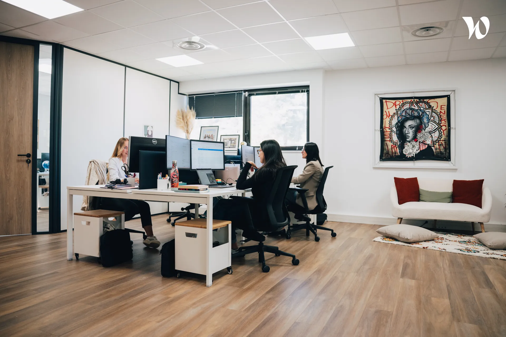 <p>open space avec coin canapé et team webmarketing</p>
