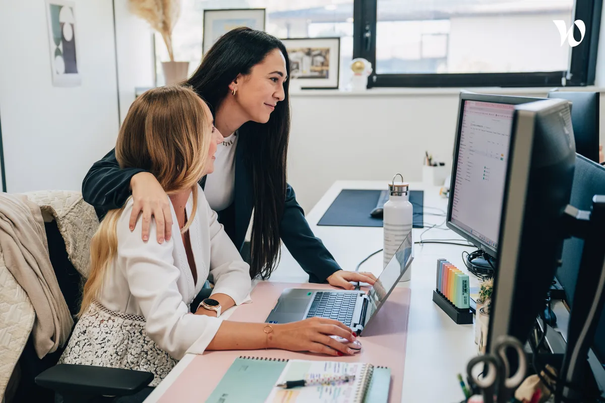 deux collègues qui discutent d'un sujet de webmarketing