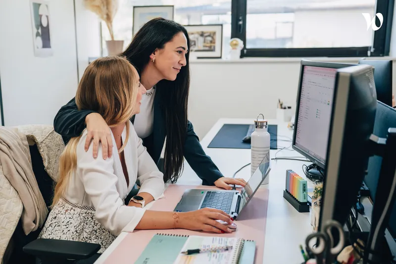 deux collègues qui discutent d’un sujet de webmarketing