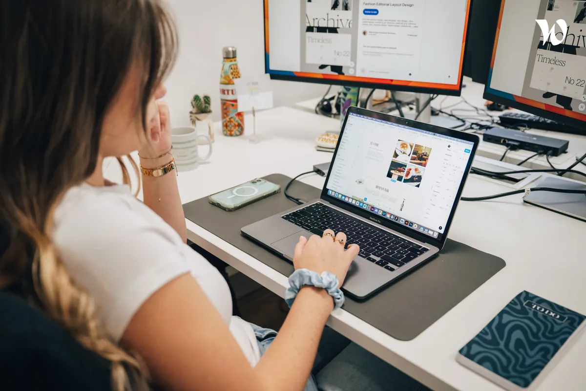 webdesigner qui travaille sur une maquette de site internet