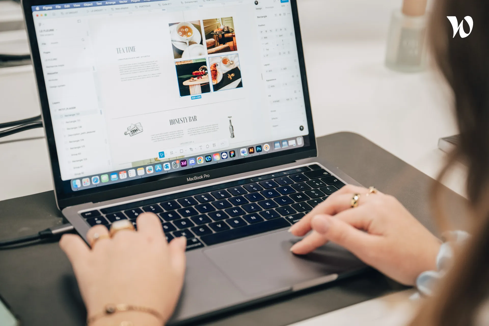 <p>jeune webdesigner qui travaille sur une maquette d&#8217;un site internet</p>
