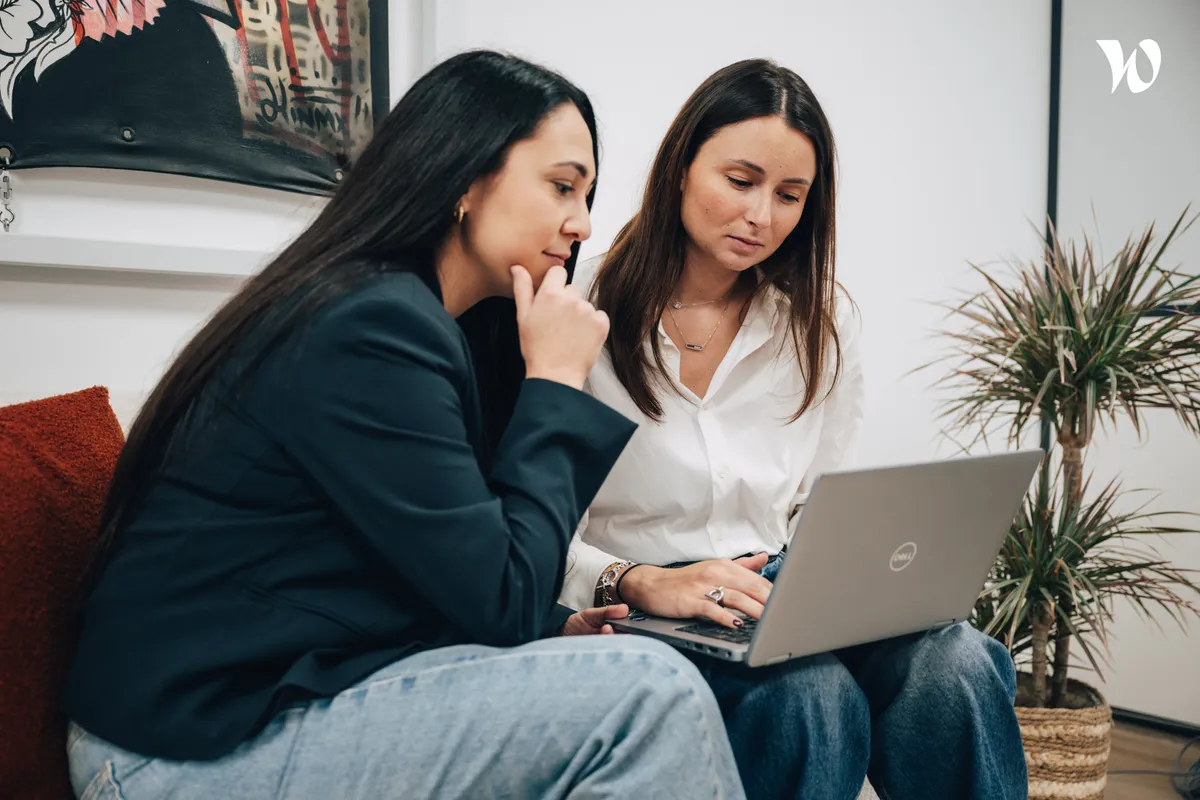 deux femmes concentrées qui travaillent sur un ordinateur portable