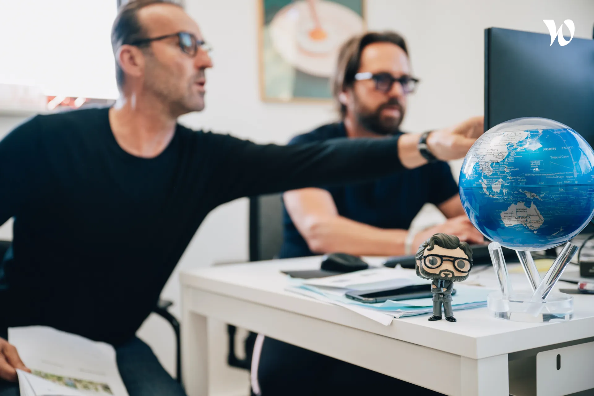 <p>homme qui pointe le doigt sur l&#8217;écran d&#8217;un ordinateur pour montrer quelque chose</p>
