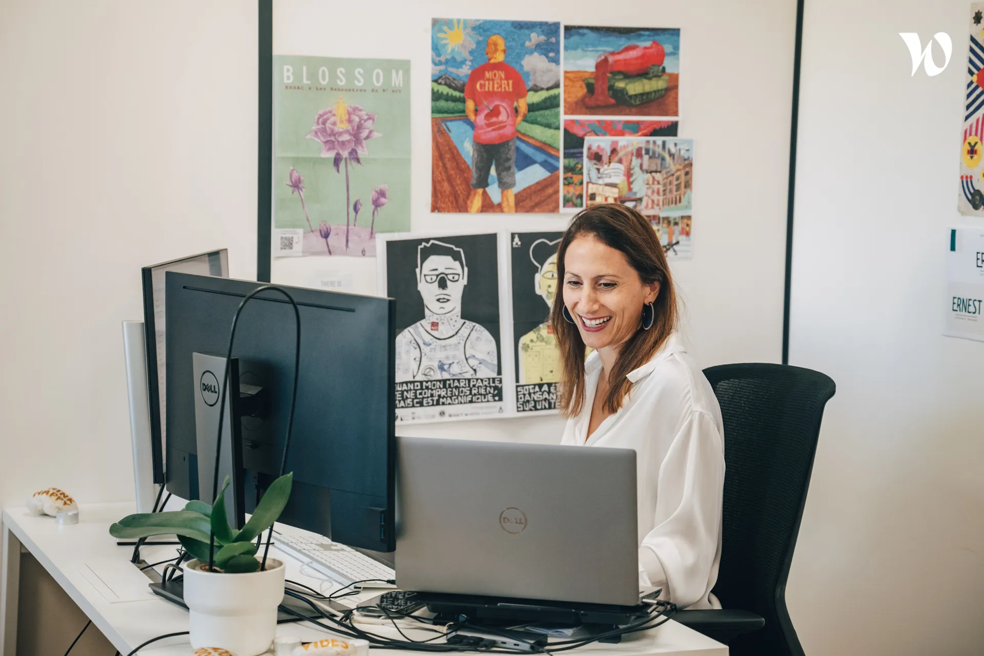 femme souriante assise à son bureau