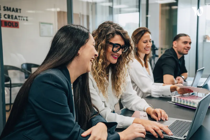 femmes qui rigolent en salle de réunion