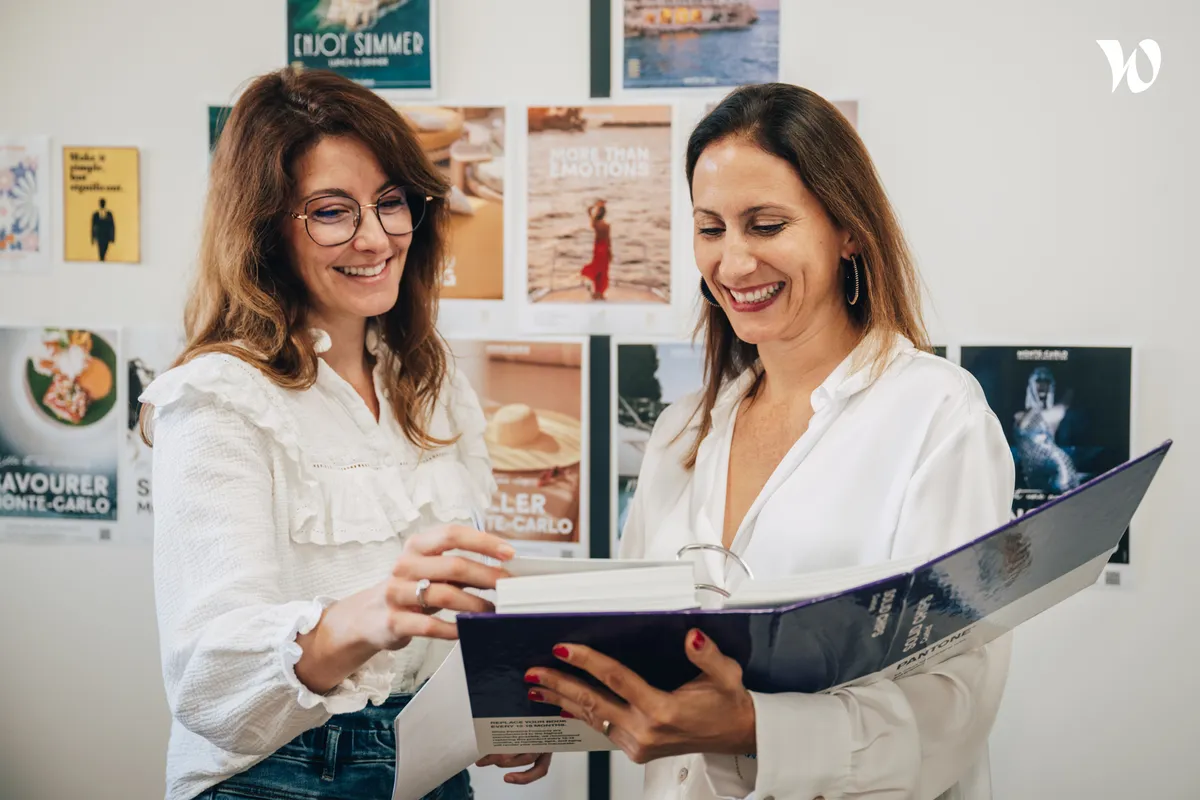 deux femmes qui sourient en parlant d'un projet