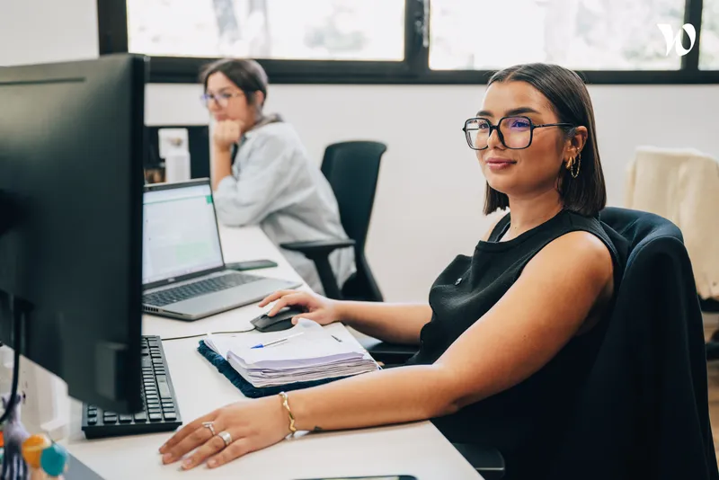 jeune femme souriante qui travaille sur son ordinateur