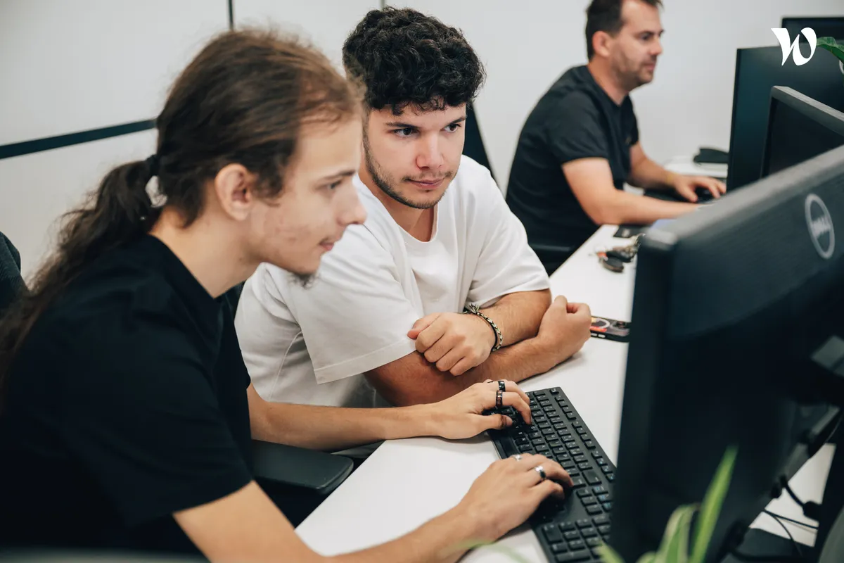 deux développeurs web qui discutent d'un sujet
