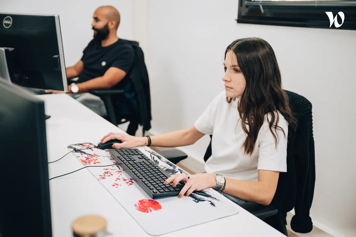 développeuse web qui travaille sur son ordinateur