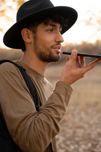 <p>homme utilisant voice search </p>