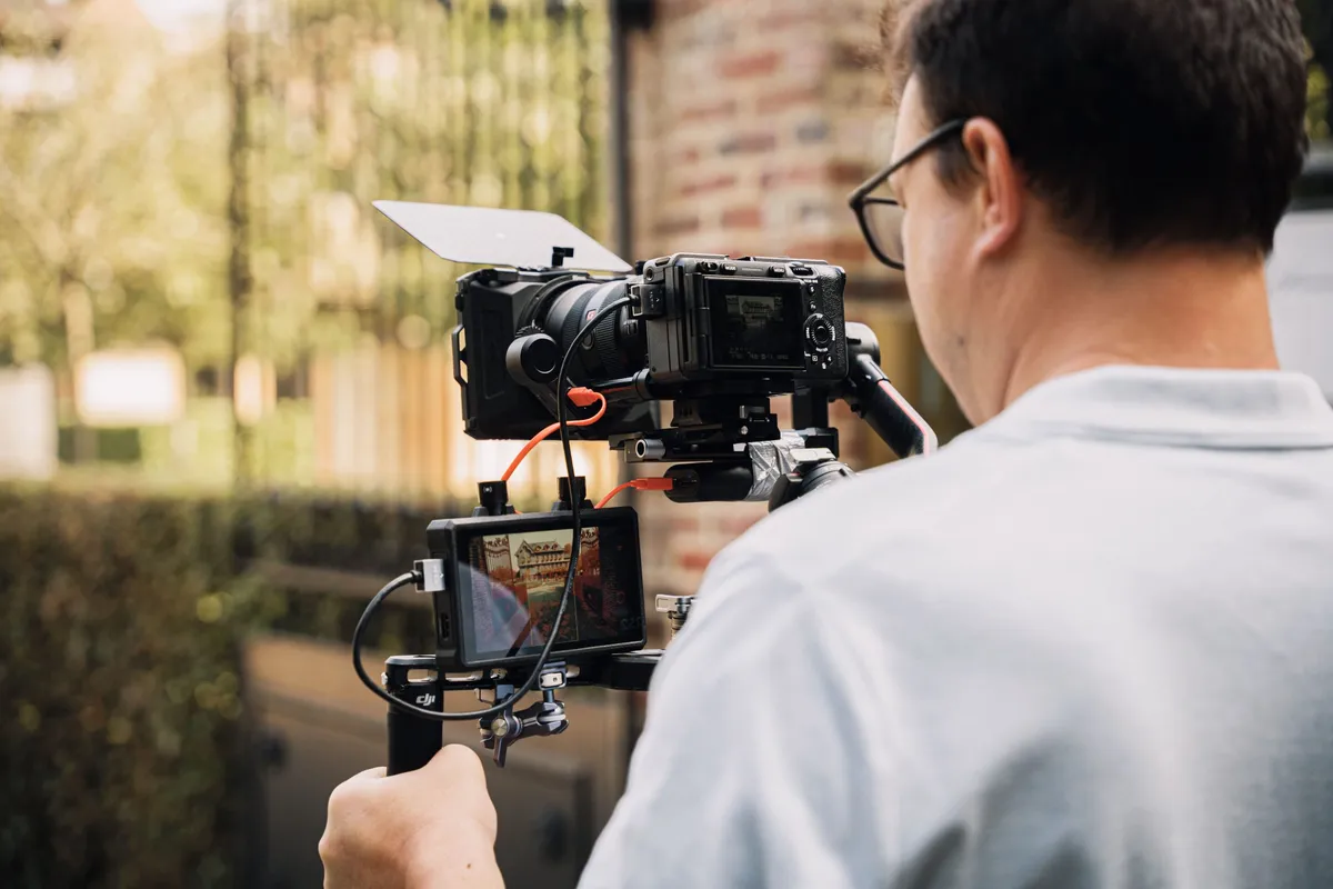 caméraman qui filme un hôtel
