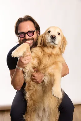homme souriant avec son chien