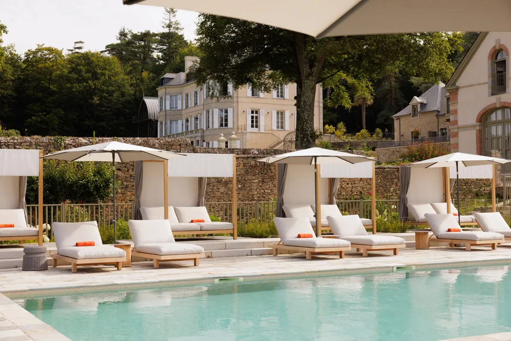 piscine_chateau_exterieure_domaine_locguenole_bretagne_hotel_luxe_christophe_lepotier-scaled